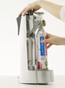 вставьте газовый баллон с газом sodastream co2